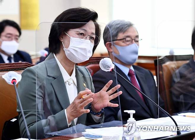 답변하는 추미애 법무부 장관 (서울=연합뉴스) 안정원 기자 = 추미애 법무부 장관이 5일 서울 여의도 국회에서 열린 법제사법위원회 전체회의에서 답변하고 있다. 2020.11.5 jeong@yna.co.kr