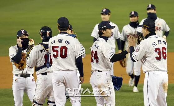 지난 4일 열린 ‘2020 신한은행 SOL KBO리그’ 포스트시즌 준플레이오프 1차전 두산과 LG의 경기. 두산이 플렉센의 완벽투에 힘입어 4-0으로 승리했다 . 경기종료 후 선수들이 기뻐 하고있다. 잠실=정시종 기자