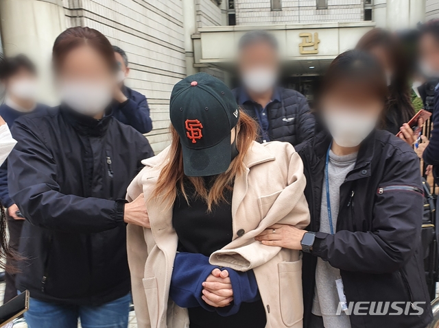 [서울=뉴시스] 류인선 기자 = 영아를 유기한 혐의를 받는 여성 김모씨가 6일 오후 자신의 구속 전 피의자 심문(영장실질심사)가 끝난 뒤 서울중앙지법 청사를 나서고 있다. 2020.11.06. ryu@newsis.com