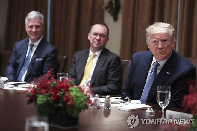 트럼프, 안보리 상임이사국 인사들과 오찬 (워싱턴 EPA=연합뉴스) 도널드 트럼프 미국 대통령(오른쪽)이 5일(현지시간) 백악관에서 유엔 안전보장이사회(안보리) 상임이사국 인사들과 오찬을 하고 있다. 로버트 오브라이언 백악관 국가안보보좌관(왼쪽)과 믹 멀베이니 백악관 비서실장 대행의 모습도 보인다. ymarshal@yna.co.kr