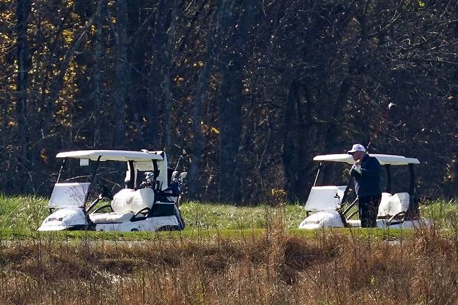 도널드 트럼프 미국 대통령이 7일(현지시간) 버지니아주에 위치한 트럼프 내셔널 골프클럽에서 골프를 즐기고 있는 모습. [AP]