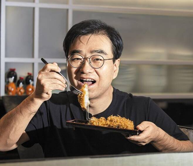 ‘튀김의 발견’을 쓴 과학자 임두원씨를 서울 삼성동의 한 돈가스집에서 만났다. 임씨는 “식당 주방은 과학 실험실과 매우 비슷해서 처음부터 친숙하게 느꼈다”고 했다.