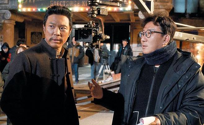 뮤지컬 영화 ‘영웅’을 촬영 중인 배우 정성화(왼쪽)와 윤제균 감독.