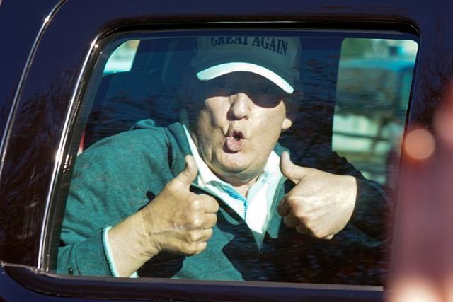 도널드 트럼프 미국 대통령이 8일 버지니아주 스털링에 있는 골프장에서 라운딩을 마친 뒤 차를 타고 출발하면서 지지자들을 향해 엄지손가락을 들어 올리고 있다. 그는 여전히 대선 패배를 인정하지 않고 있다. 스털링=AP 뉴시스
