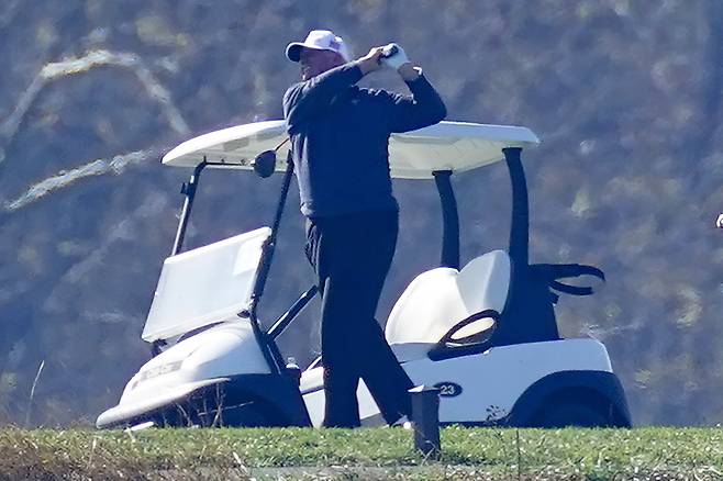버지니아주 트럼프 내셔널 골프클럽에서 골프를 치는 도널드 트럼프 미국 대통령. AP=연합뉴스