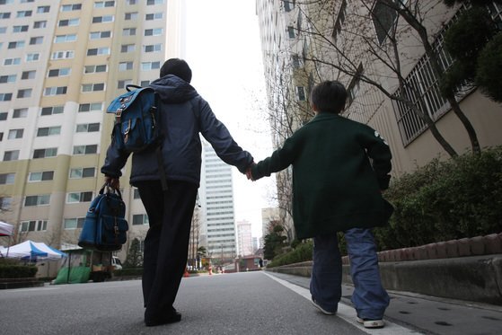 서울 용산구의 한 아파트 단지에서 학부모가 아이의 손을 잡고 걷고 있다. [중앙포토]