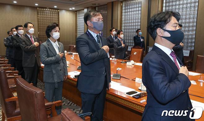 박경준 변호사(오른쪽부터), 김종철 연세대 로스쿨 교수, 추미애 법무부 장관, 조재연 법원행정처장, 이찬희 대한변호사협회장, 임정혁, 이헌 변호사 등 7명의 추천위원들이 30일 오전 서울 여의도 국회에서 열린 고위공직자범죄수사처(공수처)장 후보 추천위원 위촉식에서 국민의례를 하고 있다. 2020.10.30/뉴스1 © News1 성동훈 기자