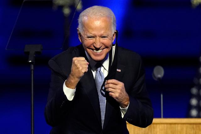 조 바이든 미국 대통령 당선인이 7일(현지시간) 델라웨어주 윌밍턴에서 열린 축하 행사에서 지지자들을 향해 활짝 웃고 있다. 윌밍턴 AP=연합뉴스