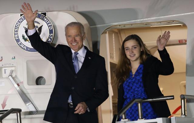2013년 12월 조 바이든 당시 미국 부통령이 전용기편으로 경기도 평택 미 오산 공군기지에 도착할 당시 환영객들에게 손을 들어 인사하는 모습. 오른쪽은 바이든 부통령의 손녀. 연합뉴스