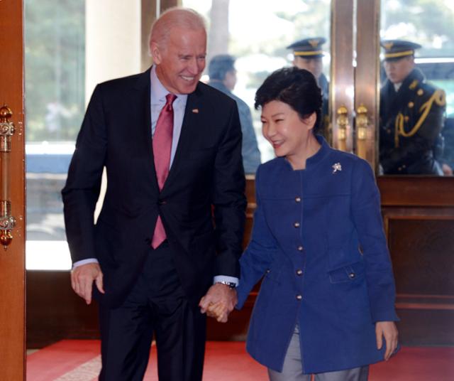 2013년 12월 당시 방한한 조 바이든 미국 부통령이 박근혜 대통령과 청와대에서 만나 인사를 나누며 방명록 작성대로 향하고 있다. 청와대사진기자단