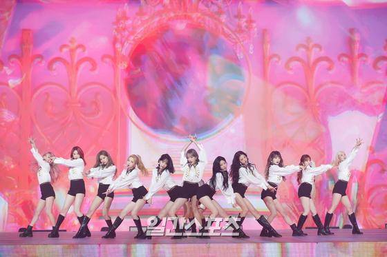 그룹 아이즈원이 온라인으로 진행된 세계 최대 한류 페스티벌 '케이콘:택트 시즌2(KCON:TACT season 2)'에 참석해 멋진 무대를 펼치고 있다. . '케이콘:택트 시즌 2'에는 에이티즈(ATEEZ), 씨엘씨(CLC), 데이식스 이븐 오브 데이(DAY6 Even of Day), 드림캐쳐(DREAMCATCHER), 고스트나인(GHOST9), 아이즈원(IZ*ONE), 김재환, 나띠, 원어스(ONEUS), 티오오(TOO), 베리베리(VERIVERY), 위아이(WEi) 등이 출연하며 16일부터 25일까지 열흘간 온라인으로 진행된다. 〈사진=CJENM 제공〉