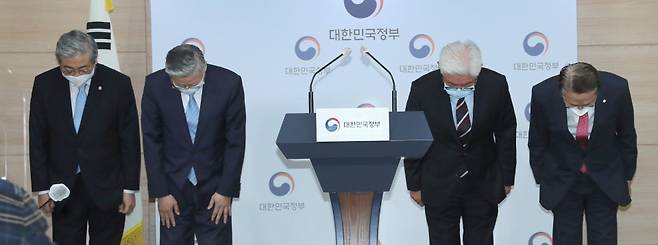 김영훈 고려대학교 의료원장(왼쪽부터)과 김영모 인하대학교 의료원장, 김연수 서울대학교병원장, 윤동섭 연세대학교 의료원장 등 주요 병원장들이 지난달 8일 정부서울청사에서 의대생들이 의사 국가고시를 단체 거부한 것에 대해 사과하며 고개를 숙이고 있다. ⓒ 연합뉴스