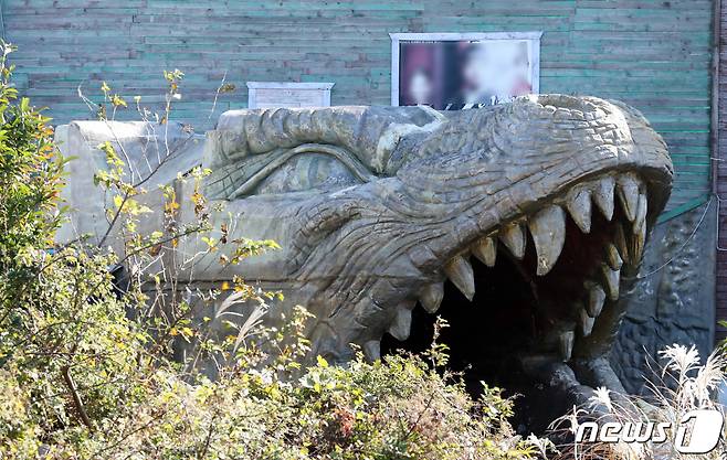 11일 오전 폐업한 제주의 한 관광지 외부에 놓인 용머리 모양 조형물.2020.11.12/뉴스1© News1