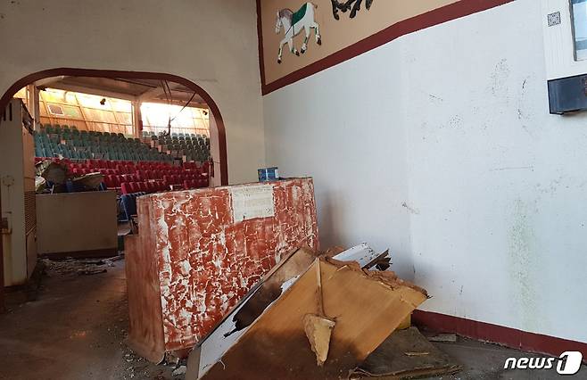 제주 애월읍 새별오름 근처에 방치된 과거 마상쇼장 건물 내부.2020.11.12/뉴스1© News1