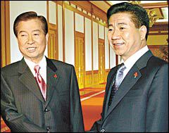 김대중(왼쪽), 노무현 전 대통령./조선일보DB