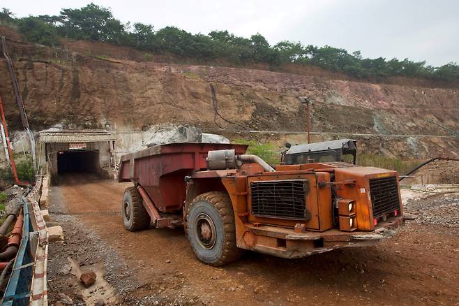 지난 2015년 1월(현지 시각) 잠비아 구리 광산 지하 516m에서 광석을 채취한 트럭이 입구를 빠져나가고 있다. /로이터 연합뉴스