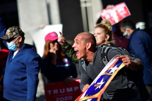 미 펜실베이니아 개표장 밖에서 시위하는 트럼프 지지자들. 사진=연합뉴스