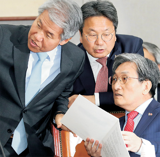 지난 2019년 4월 4일 국회에서 열린 국회운영위원회 전체회의에 출석한 청와대 노영민(오른쪽) 대통령비서실장이 김수현(왼쪽) 정책실장, 강기정(가운데) 정무수석과 답변을 논의하고 있다.  뉴시스