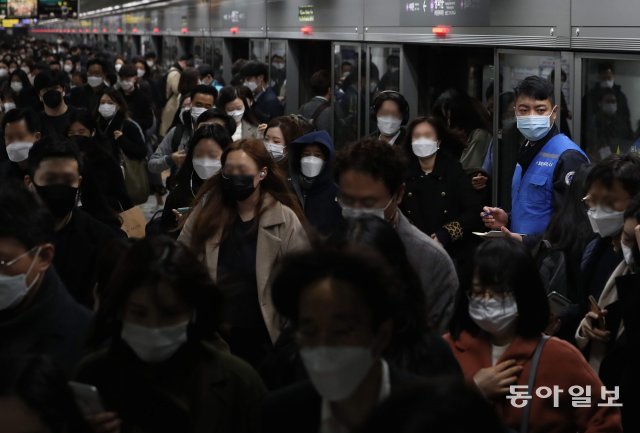 13일 서울 지하철 5호선 광화문역에서 서울시 공무원, 지하철 보안관 등으로 구성된 단속반이 마스크 미착용 단속을 하고 있다.