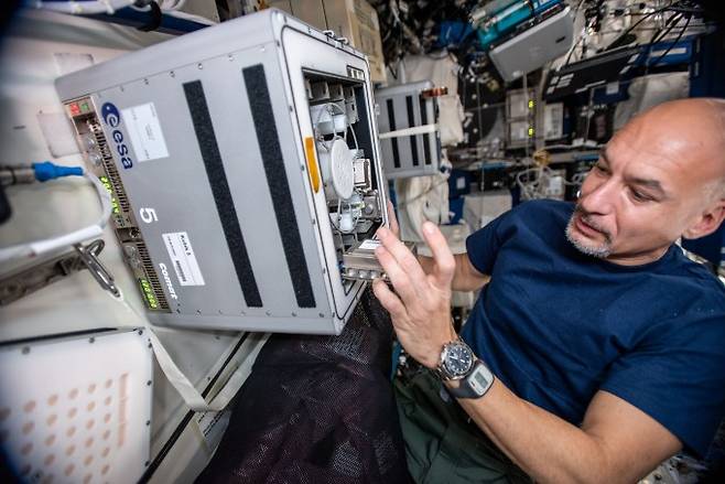 유럽우주국(ESA) 소속 우주인이 2019년 국제우주정거장(ISS)에서 중력에 따른 박테리아의 활동을 알아보는 '바이오락(BioRock)' 실험을 진행하고 있다. 유럽우주국(ESA) 제공