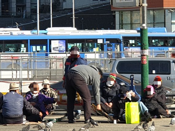 12일 서울역 인근에서 노숙자들이 모여 앉아 있다. 사진=조윤진 인턴기자