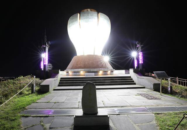 광양 구봉산 전망대. 매화꽃이 피는 모양을 쇠로 표현한 메탈아트 봉수대가 세워져 있다. ⓒ박준규