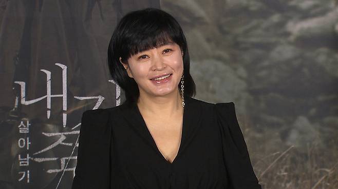 지상파 인터뷰 중인 김혜수