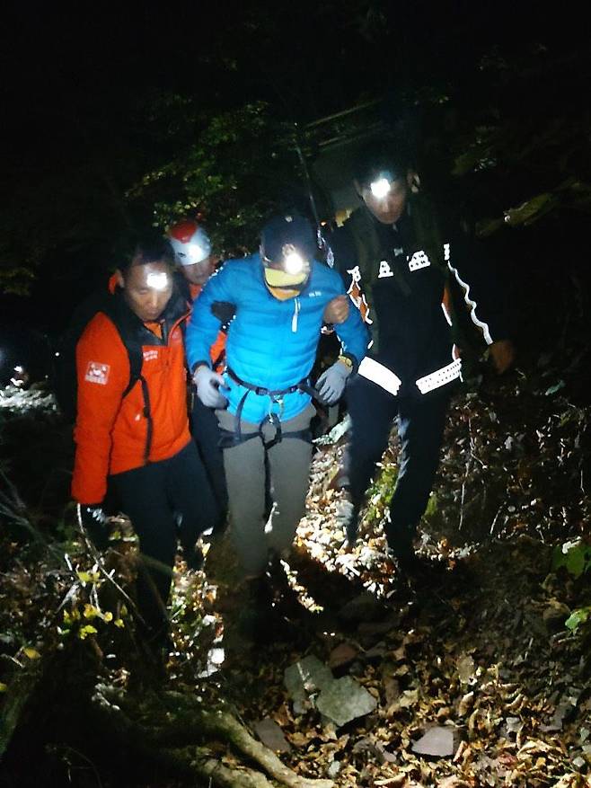 지난달 15일, 사흘간 실종됐던 조모씨가 설악산 귀때기골 인근에서 구조되는 모습. 구조당시 조씨는 건강상태가 비교적 양호했다.