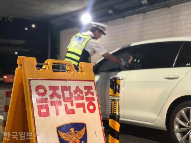 경찰이 음주 단속을 하는 모습. 한국일보 자료사진