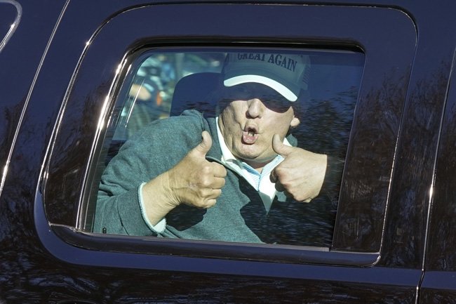 도널드 트럼프 미국 대통령이 11월 8일(현지시간) 자신이 소유한 버지니아주 스털링의 ‘트럼프내셔널골프장’에서 골프를 즐긴 후 떠나면서 차량 밖 지지자를 향해 양손 엄지를 치켜들었다. [스털링=AP 뉴시스]