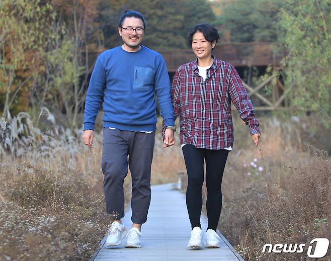 동탄 선납숲 공원에서 포즈를 취한 두두부부© 뉴스1 이길우 객원대기자