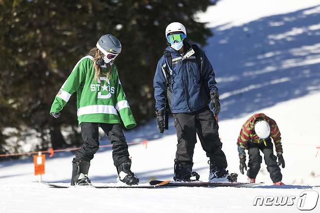 미국인들이 마스크를 쓴 채로 스키를 타고 있다. © AFP=뉴스1