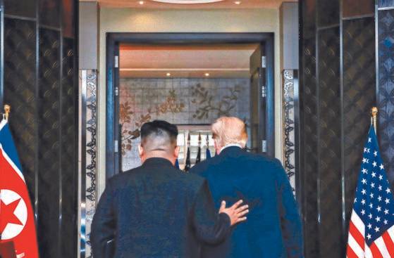 김정은 북한 국무위원장(왼쪽)과 도널드 트럼프 미국 대통령이 2018년 6월 12일(현지시간) 싱가포르 카펠라 호텔에서 북·미 정상회담 공동성명에 서명을 마치고 함께 이동하고 있다. [신화사=연합뉴스]