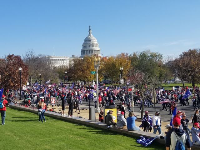 도널드 트럼프 미국 대통령의 지지자들이 14일(현지시간) 워싱턴에서 이번 대선이 부정선거라는 주장을 펼치면서 연방대법원으로 향해 행진하는 가두시위를 벌이고 있다. 오른쪽에 보이는 건물은 미국 의회의사당이다.