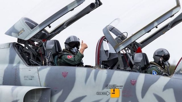 [서울=뉴시스]슝허우지(熊厚基) 대만 공군사령관이 14일 치명적 추락사고 후 이뤄진 첫 전투기 시험비행에 직접 나섰다. 2인승 F-5 전투기에 탑승한 슝허우지 대만 공군사령관(왼쪽)의 모습. <사진 출처 : 英 BBC> 2020.11.15
