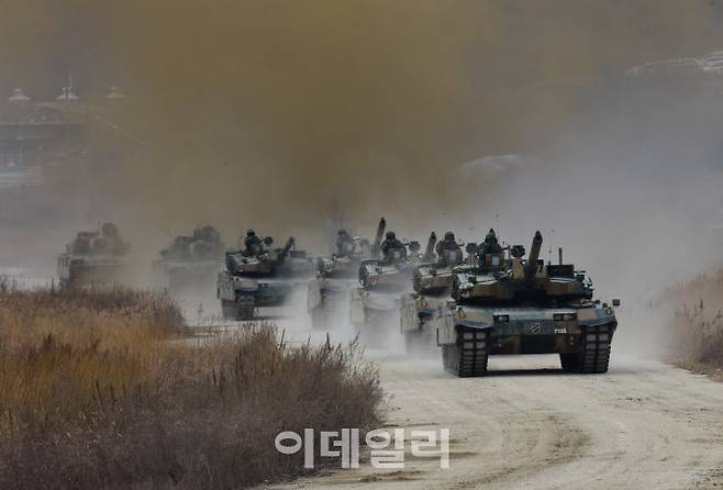 육군 기계화보병사단 소속 K2전차들이 연막차장을 뚫고 기동하고 있다. [사진=육군]