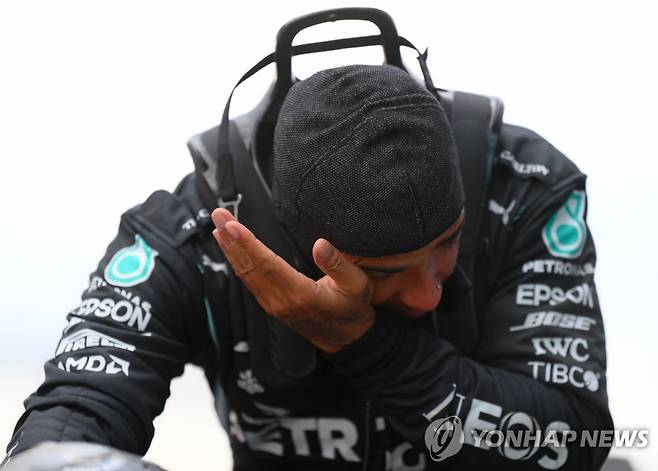 '전설' 슈마허의 F1 역대 최다 챔피언 타이기록을 작성하고 눈물 짓은 루이스 해밀턴 (AFP=연합뉴스)