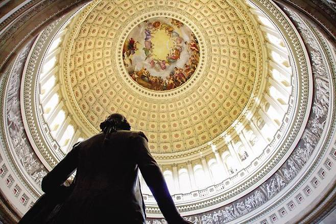 국회의사당 로툰다홀을 장식하고 있는 조지 워싱턴 동상. 그 위로 보이는 천장화는 ‘조지 워싱턴의 신격화’를 소재로 하고 있다.