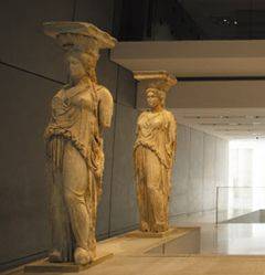 아크로폴리스 박물관에 소장된 에레크테이온의 여성상 열주 진품.