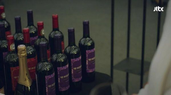 '부부의 세계'에 등장하는 모든 와인은 실제로는 존재하지 않는 가상의 와인으로 알려졌다.