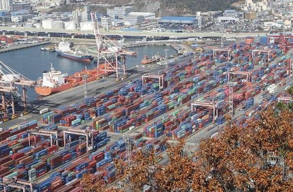 우리나라를 포함해 아세안 10개국과 중일, 호주, 뉴질랜드 등 15개 나라가 참여하는 세계 최대 규모의 자유무역협정 '역내포괄적경제동반자협정(RCEP)'이 지난 15일 출범한 가운데 지난 16일 부산항 신선대부두에서 컨테이너선이 화물을 선적하고 있다. /연합뉴스