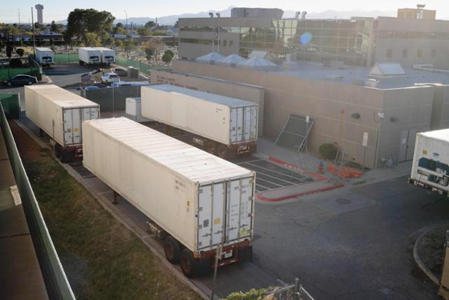 텍사스주 앨패소 카운티 검시관 사무소 앞에 16일 코로나19 희생자 시신을 보관하기 위한 대형 냉동 트럭들이 세워져 있다. 앨패소=AFP 연합뉴스