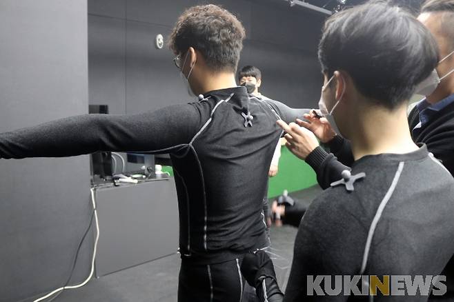 ▲ 강한결 기자의 슈트에 마커를 붙여주는 문대찬 기자. 사진=김찬홍 기자