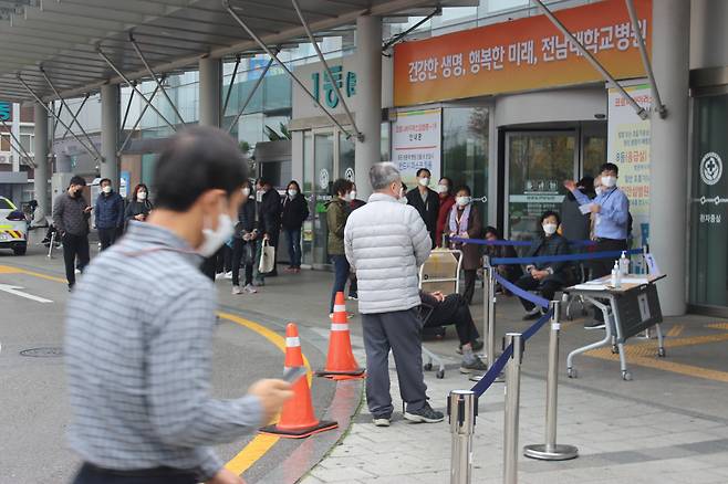 17일 오전 광주 동구 전남대학교병원 본원 1동을 찾은 내방객들이 출입문이 열리기를 애타게 기다리고 있다. ⓒ시사저널 정성환