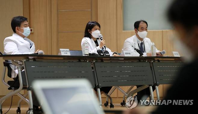 전남대병원 1동 코호트 격리 시행 (광주=연합뉴스) 조남수 기자 = 17일 오전 광주 동구 전남대학교병에원 6동 8층 백년홀에서 열린 신종 코로나바이러스(코로나19) 감염증 원내 감염에 따른 긴급 브리핑에서 박경화 감염관리실장이 기자의 질문에 답하고 있다. 전남대병원은 이날부터 본관 1동 전체 병실의 코호트 격리 시행과 응급실, 외래 진료를 22일까지 잠정 중단하기로 했다. 2020.11.17 iso64@yna.co.kr