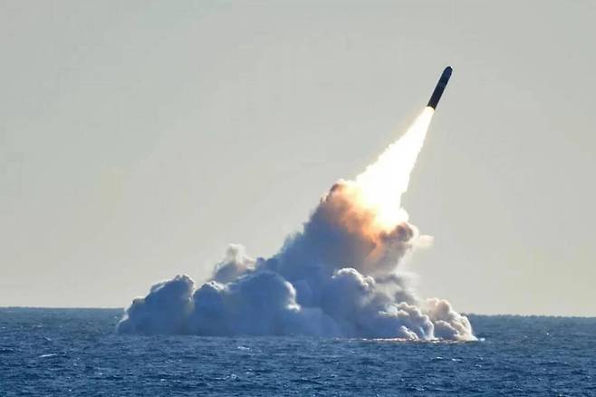 중국의 잠수함발사탄도미사일인 쥐랑-3 시험발사 장면 사우스차이나모닝포스트 발행 사진 캡처[재배포 및 DB 금지]