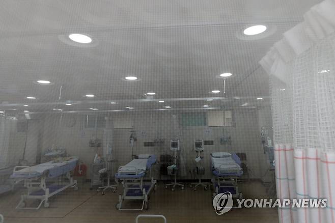 코로나19로 텅 빈 응급실 (철원=연합뉴스) 양지웅 기자 = 17일 강원 철원군 갈말읍 철원병원이 폐쇄돼 응급실이 텅 비어있다. 2020.11.17 yangdoo@yna.co.kr
