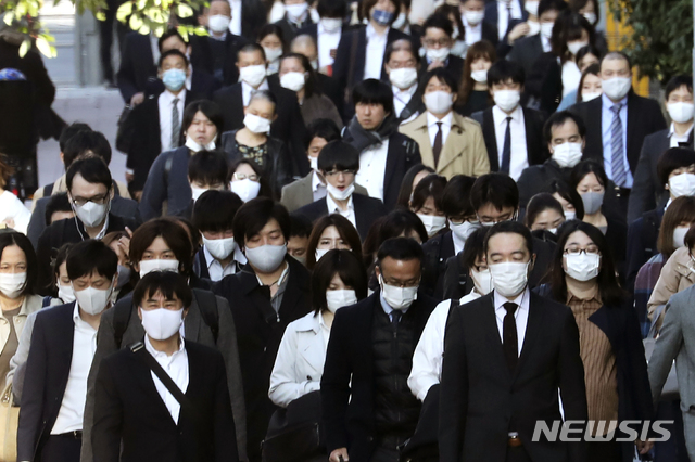 [도쿄=AP/뉴시스]17일 일본 도쿄에서 시민들이 신종 코로나바이러스 감염증(코로나19) 감염 예방을 위해 마스크를 착용하고 출근하고 있다. 2020.11.17.