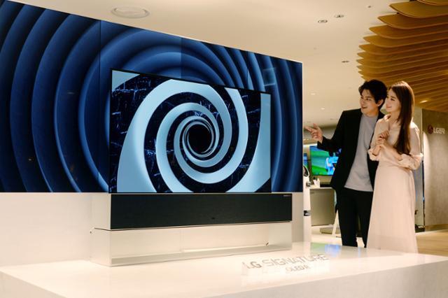 LG전자 모델들이 LG 시그니처 올레드 R TV를 소개하고 있다. LG전자 제공