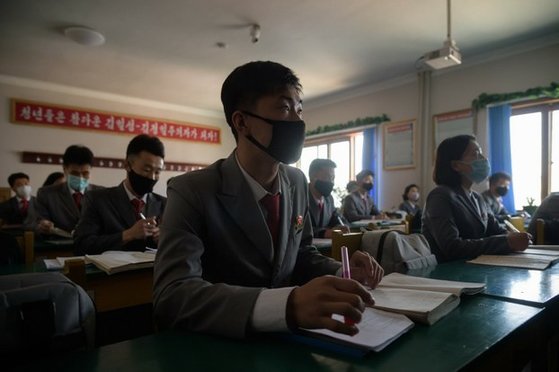 평양의대생들이 마스크를 쓰고 수업을 하고 있다. AFP 연합